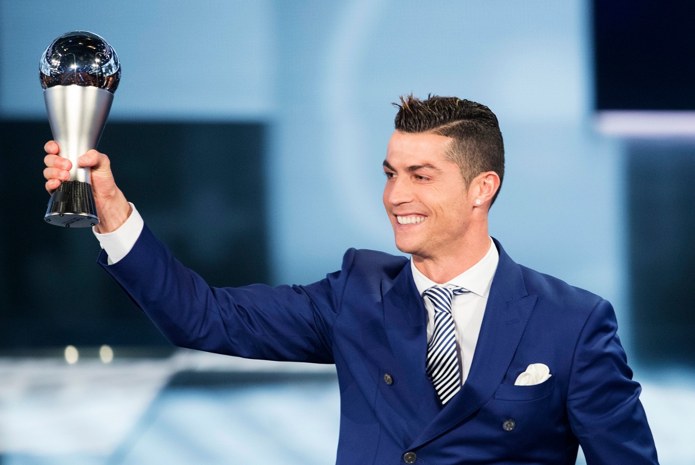 cristiano-ronaldo-wins-fifa-best-player-award-for-4th-time-sports