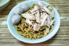Breakfast at the legendary 'bakmi karet' eatery