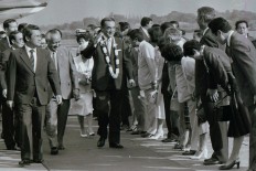 Then president Soeharto [second left] walks beside Nakasone [center] upon his arrival in Jakarta in 1983. JP/Alex Lumy
