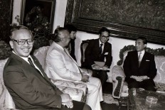 Soeharto [second left] and Nakasone [right] hold a bilateral meeting at the palace. JP/Alex Lumy
