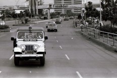 A motorcade transporting Nakasone and Soeharto passes along a Jakarta street on its way to Merdeka Palace. JP/Alex Lumy