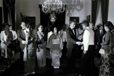 Soeharto, Nakasone and their wives greet Indonesian ministers before a state dinner at Merdeka Palace. JP/Alex Lumy
