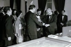 Soeharto gives a souvenir to Nakasone prior to the state dinner. JP/Alex Lumy