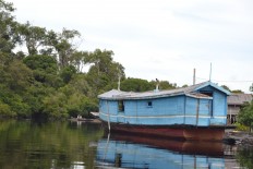 Local, foreign tourists cruise Kapuas River in traditional boat