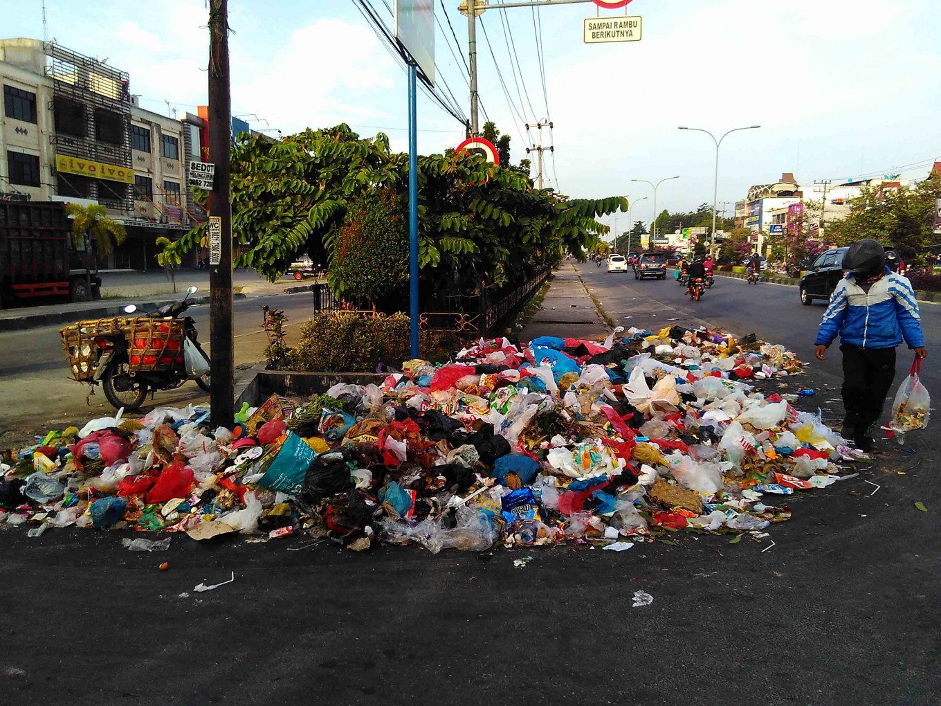 Garbage strewn on streets of Pekanbaru - National - The Jakarta Post