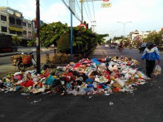 Garbage strewn on streets of Pekanbaru