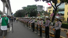Police, soldiers secure police headquarters amid FPI rally