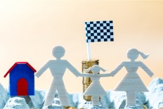 Educational website 'tundakehamilan.com' contains information about types and usages of contraceptives, which is a part of family planning program.