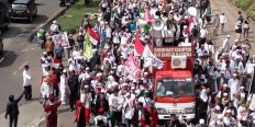 Islamic Defender Front (FPI) supporters march toward the Jakarta Police headquarters in South Jakarta to support their leader, Rizieq Shihab, who faced police questioning for slander in 2017.