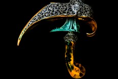 Kris lovers seek a way to penetrate generation Z