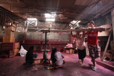 Round and round: Workers grind incense powder. JP/ Donny Fernando