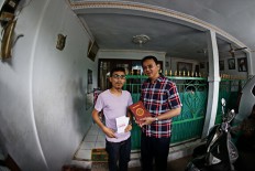 Ahok receives Quran from detractor