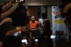 Constitutional Court justice and bribery suspect Patrialis Akbar (center) leaves the Corruption Eradication Commission (KPK) building on Jan. 27. JP/ Dhoni Setiawan