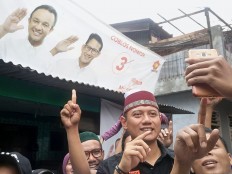 Agus woos residents with 'hug, shake hands' approach