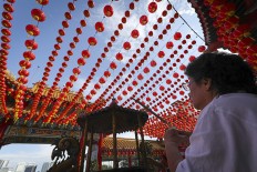 2 crew from Malaysian boat carrying 31 Chinese reach safety 