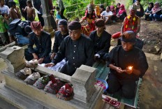 Malangan dance artists visit and pray at the grave of maestro Mbah Karimun in a cultural ritual in Pakisaji, Malang, East Java in December last year. The ritual is held annually. JP/ Aman Rochman