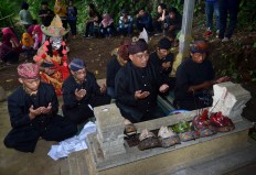 Suroso, one of Mbah Karimun’s descendants, leads the prayer during Malangan mask dance ritual at Mbah Karimun grave, Pakiasji, Malang, East Java on Dec. 28. JP/ Aman Rochman