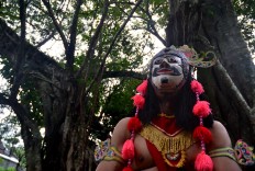 A dancer stands guard during the annual Malangan mask dance ritual in the area of Mbah Karimun grave, Pakisaji, Malang, East Java. JP/ Aman Rochman