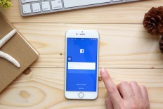 Facebook to test news story paywalls: report
