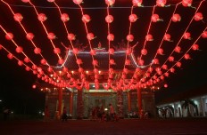 People walk under hundreds of lanterns at Satya Dharma Temple in Denpasar, Bali, in the early hours of Chinese New Year on Jan. 28. JP/ Zul Trio Anggono