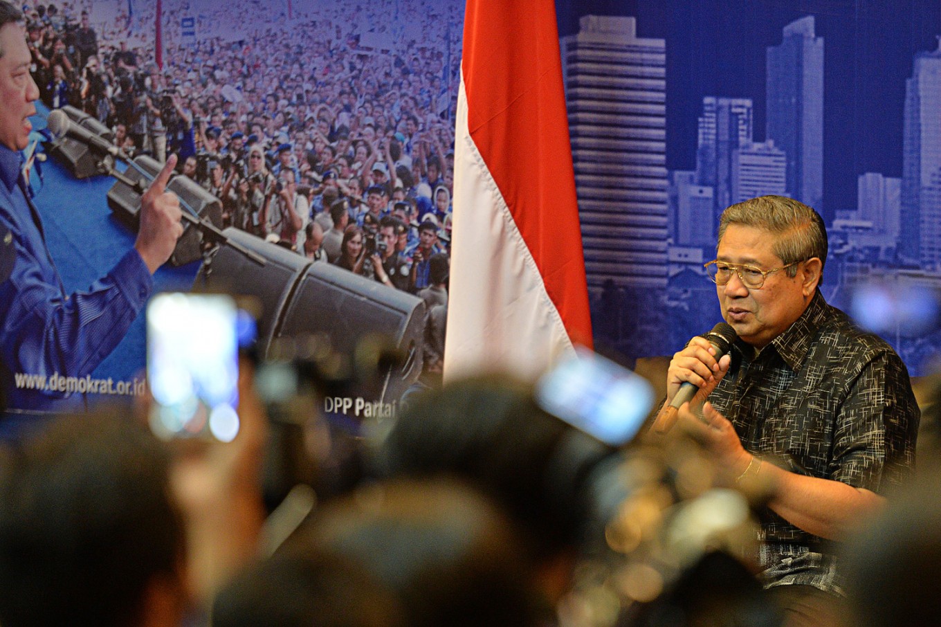 Former president Susilo Bambang Yudhoyono speaks at a press conference in Jakarta on Feb. 1. The Democratic Party patron has rejected allegations linking him with Indonesian Ulema Council (MUI) chairman Ma'ruf Amin.