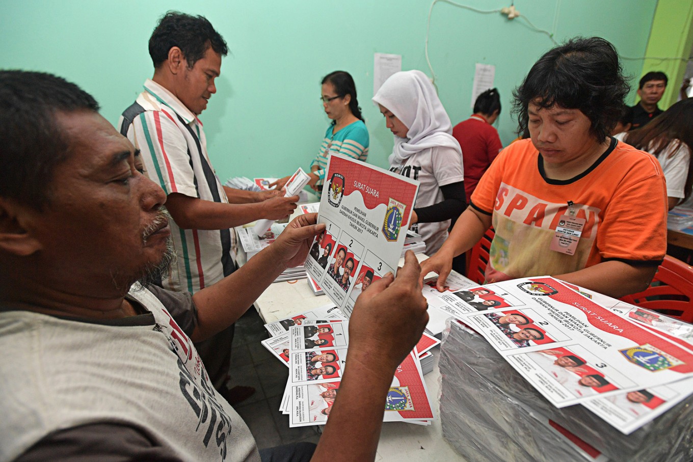 Workers sort and fold ballots for the 2017 Jakarta election at a Central Jakarta General Elections Commission (KPU) warehouse on Jan. 24.