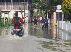 Hundreds of homes flooded as river overflows in Central Java
