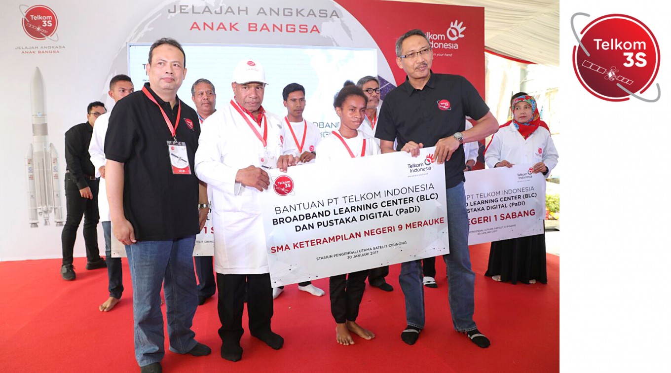 Telkom’s Director of Network, IT & Solution, Abdus Somad Arief (right), and the senior general manager of the company’s Community Development Center, M. Sulthonul Arifin (left), pose for a picture after handing over Broadband Learning Center (BLC) and Pustaka Digital (PaDi) kits to SMP Keterampilan Negeri 9 Merauke, as the representative of aid recipients from the 3T regions (the frontier, outermost and remote regions) during the Young Indonesian Space Explorer study tour in Cibinong on Jan. 30.
