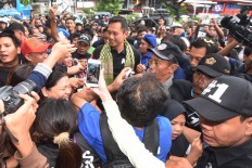 To those who suffer, stop complaining, vote for me: Agus