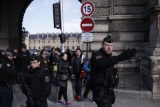 Man shot, wounded after attacking soldiers outside Louvre 