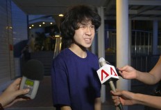 Lawyer: Singapore teen seeking asylum detained until hearing 