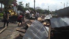 Strong wind knocks down grandstand in South Sulawesi, killing one