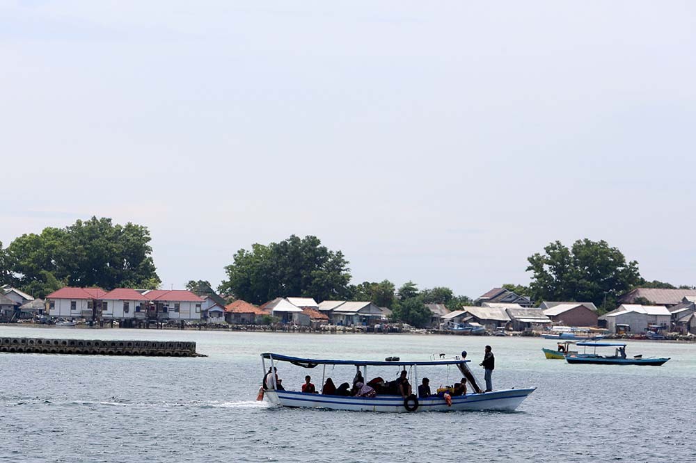 Fishing boats used for commercial transportation to Thousand