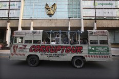 Corruption tour shines unflattering light on graft in Mexico 