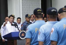 Philippine leader angrily scolds 228 police officers on TV 
