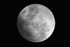 Full moon, comet starring in night sky show this weekend