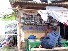 Evictees take up hard stance against Ahok in election