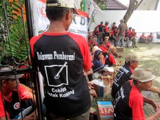 ‘Blank box’ supporters in Pati angry over removal of banners 