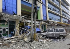 Aftershocks rattle survivors after Philippine quake kills 8