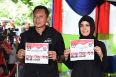Agus arrives at polling station with wife, daughter