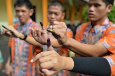 Musicians entertain voters in Suropati Park  