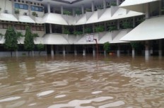 Jakarta sluice gates at alert level 3 this morning