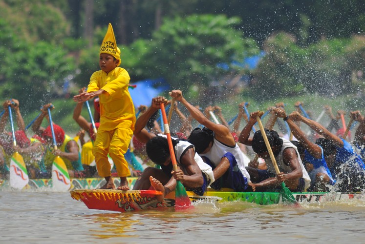 In August, visitors can expect to see Pacu Jalur, an event where the participants will be competing in rowing a 25-40 meter long Jalur (traditional wooden boat).