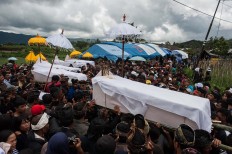 People of Kintamani carry a coffin of a landslide victim to the cemetery in Songan village, Kintamani, Bali, on Monday, February 13, 2017. JP/ Anggara Mahendra
