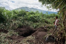 A gravesite is prepared in Songan village for seven landslide victims on Monday, February 13, 2017. JP/ Anggara Mahendra