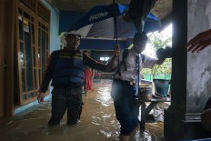 Hundreds of East Jakarta residents leave inundated homes