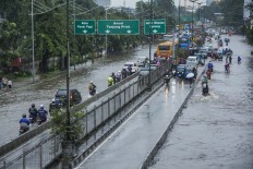 Deputy governor orders more concrete embankments for rivers