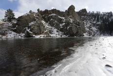 Study finds peculiar tie between warm climate, slow snowmelt 