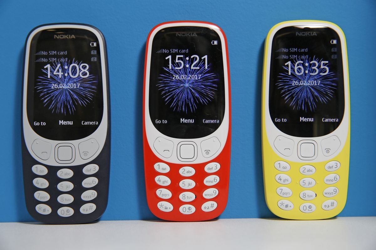 Nokia 3310 mobile phone resurrected at MWC 2017 - BBC News