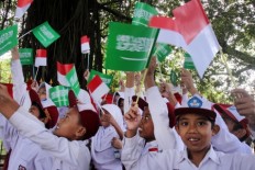 Children, horse cavalry guard welcome Saudi king to Bogor